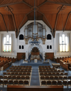 Kerkzaal en orgel